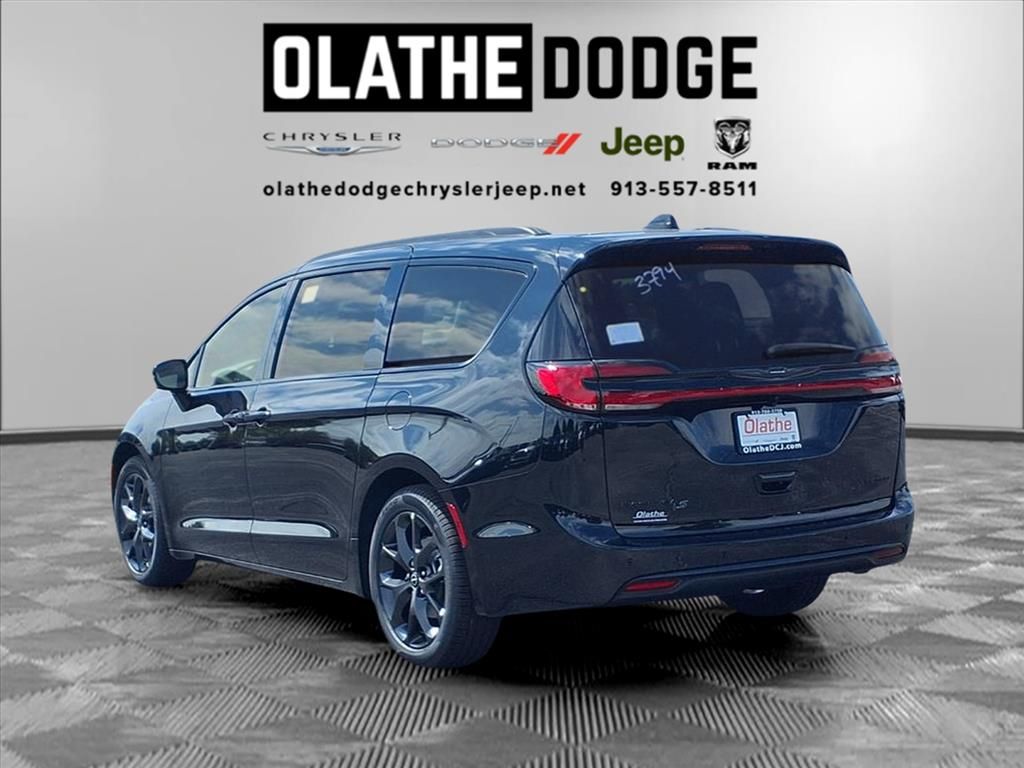 2026 Chrysler Pacifica Limited photo 3