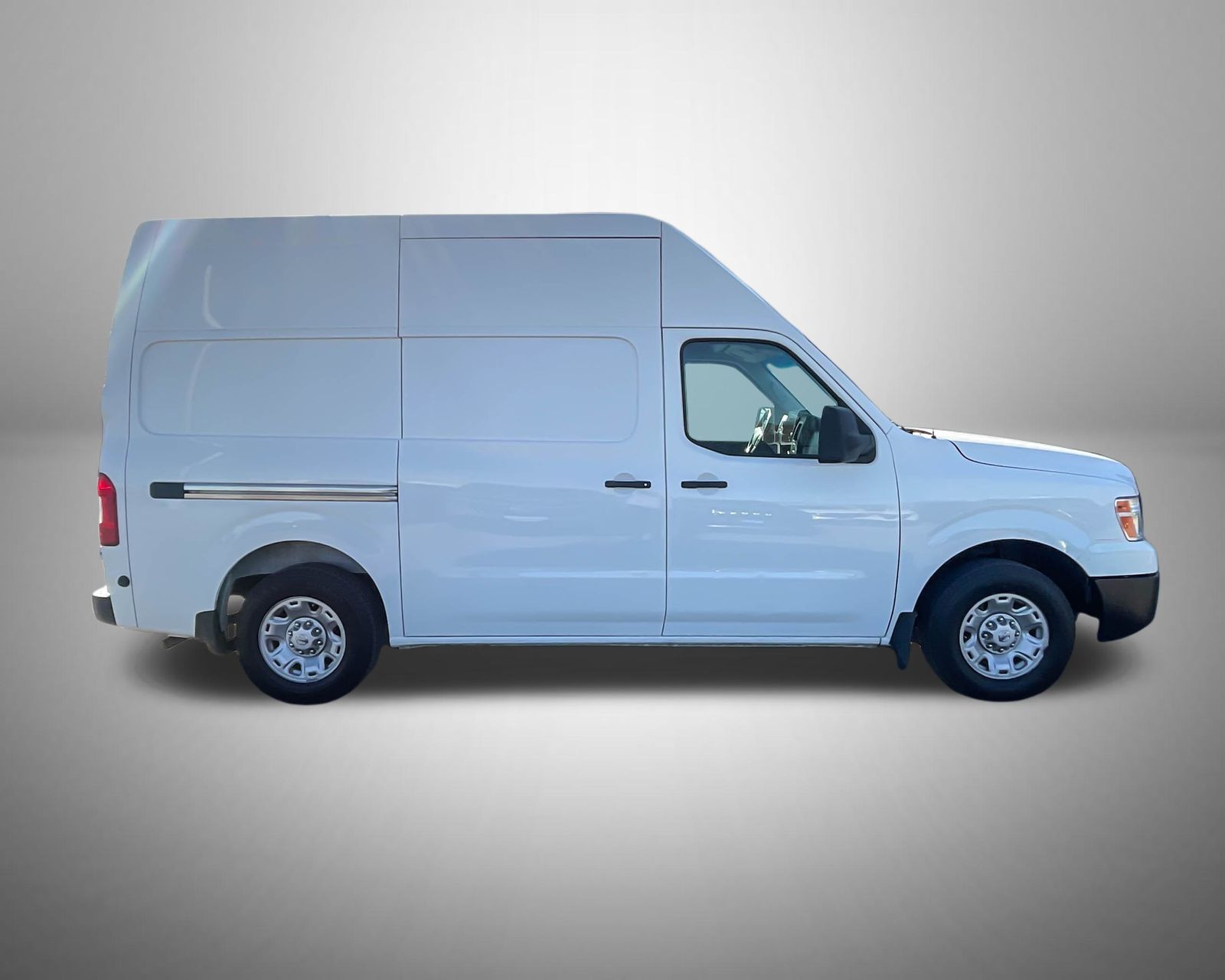 2021 Nissan NV2500 HD SV photo 2