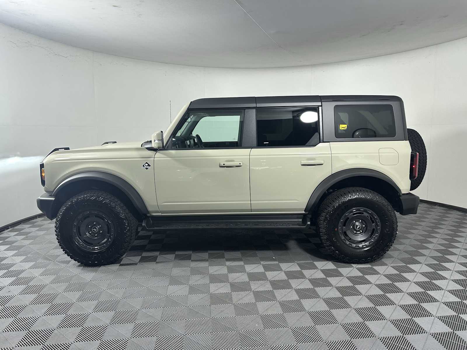 2025 Ford Bronco Outer Banks photo 4