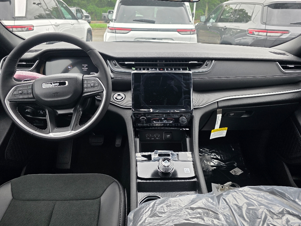 2025 Jeep Grand Cherokee Altitude X photo 2