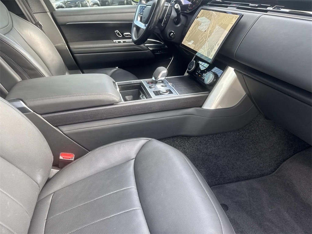 2023 Land Rover Range Rover SE photo 8