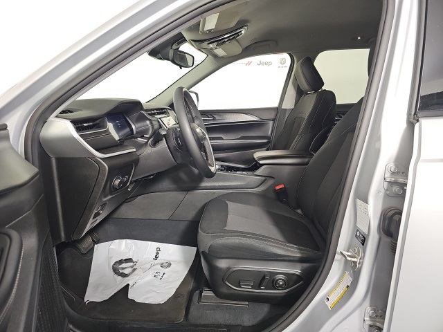 2023 Jeep Grand Cherokee Laredo Altitude photo 9