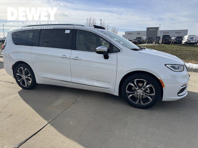 2026 Chrysler Pacifica Pinnacle's photo