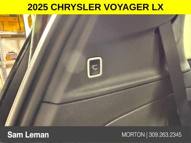 2025 Chrysler Voyager LX photo 9