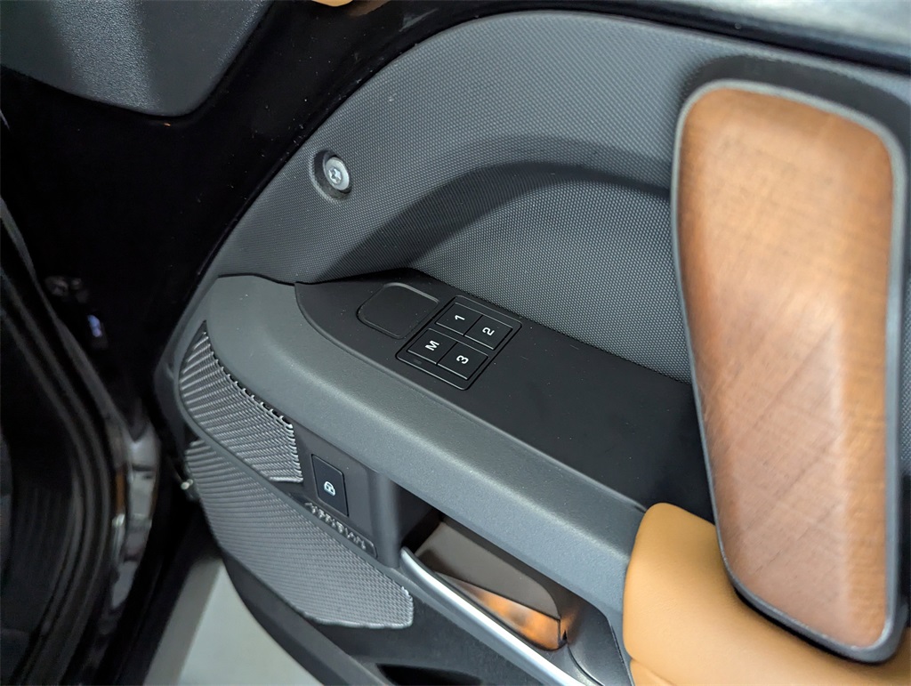 2023 Land Rover Defender 110 photo 32