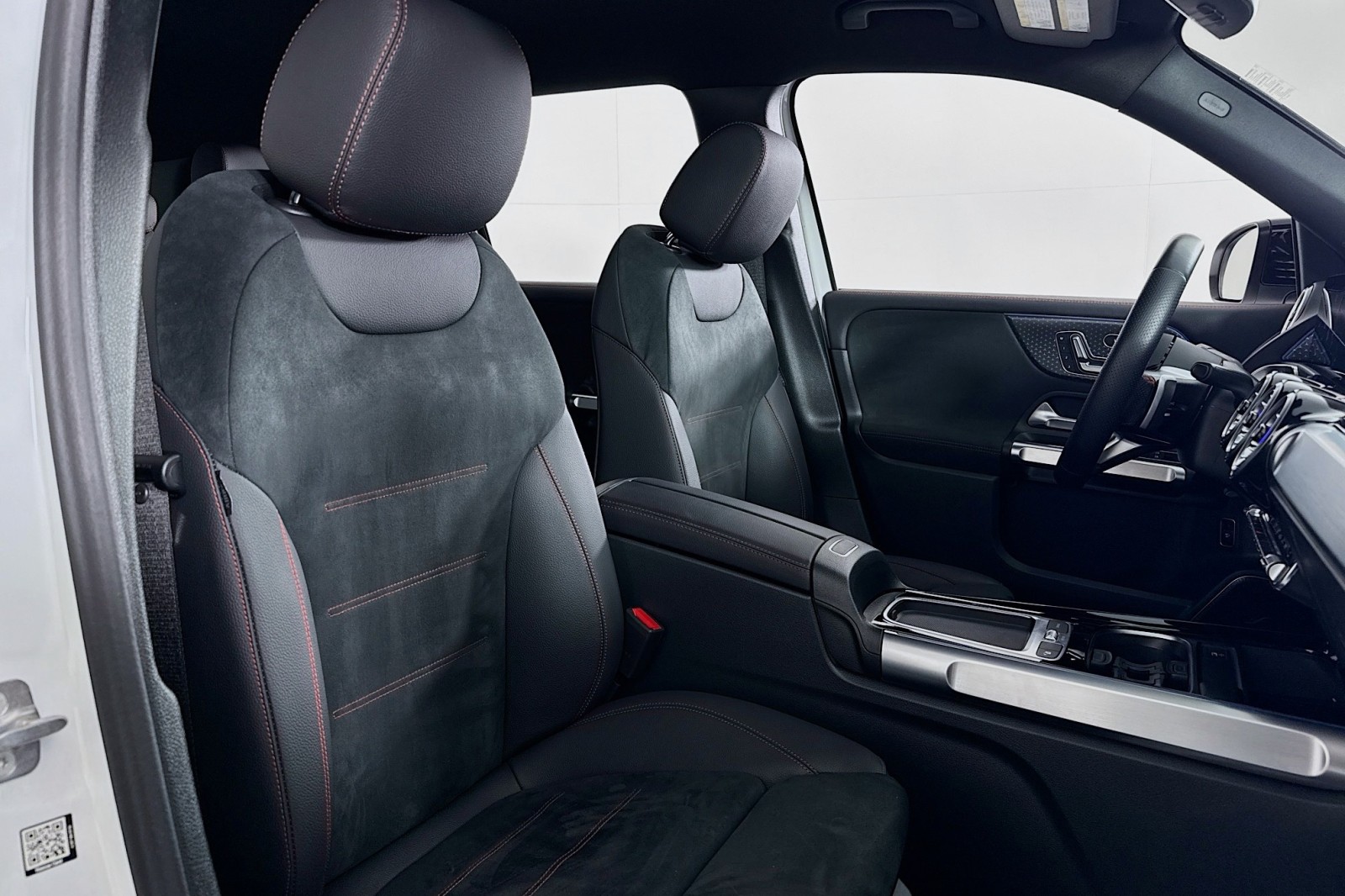 2025 Mercedes Benz GLS 250 photo 4