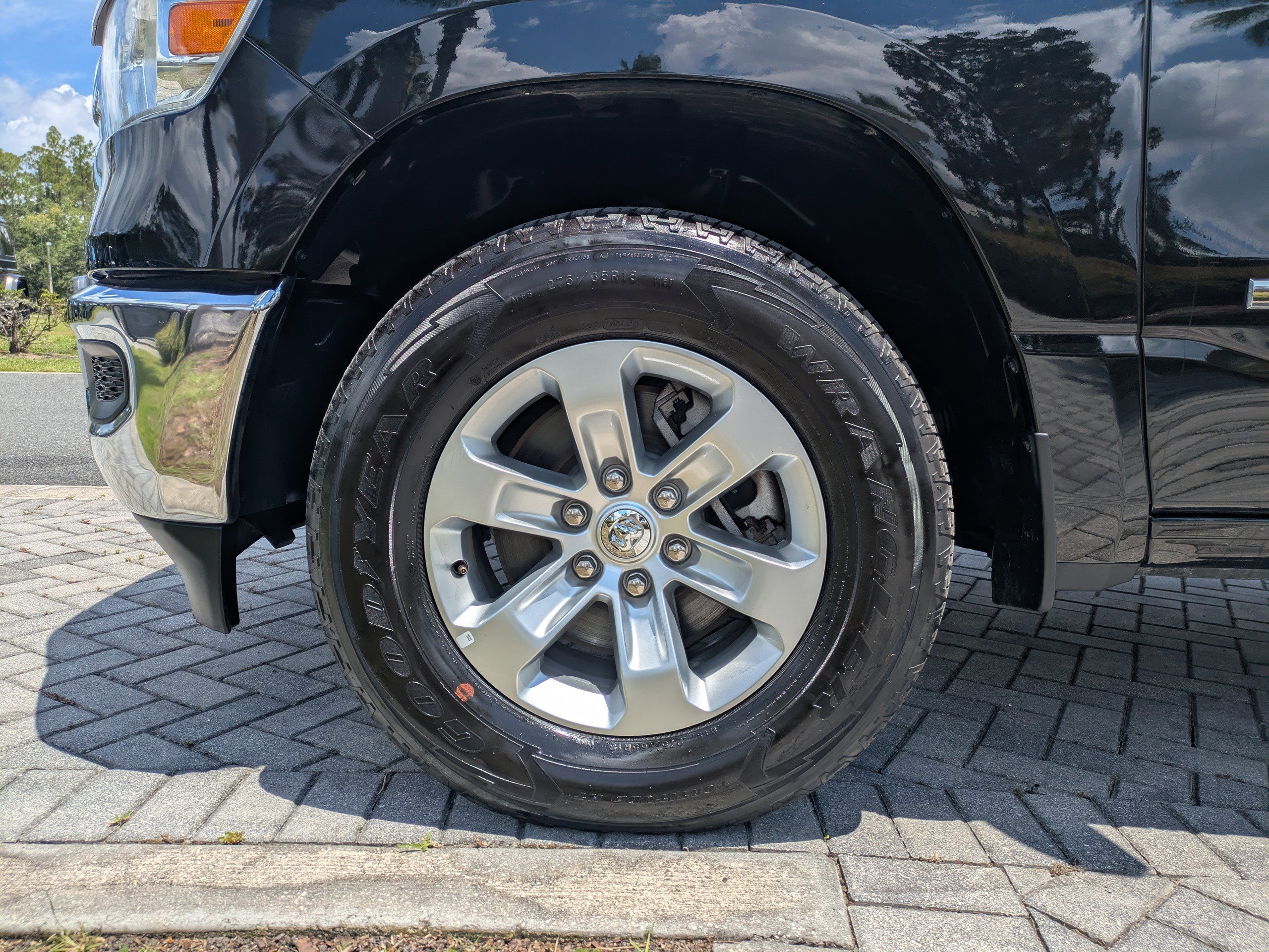 2024 Ram 1500 Laramie photo 2