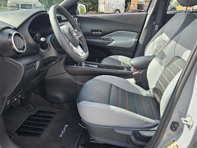 2024 Nissan Kicks SR photo 2