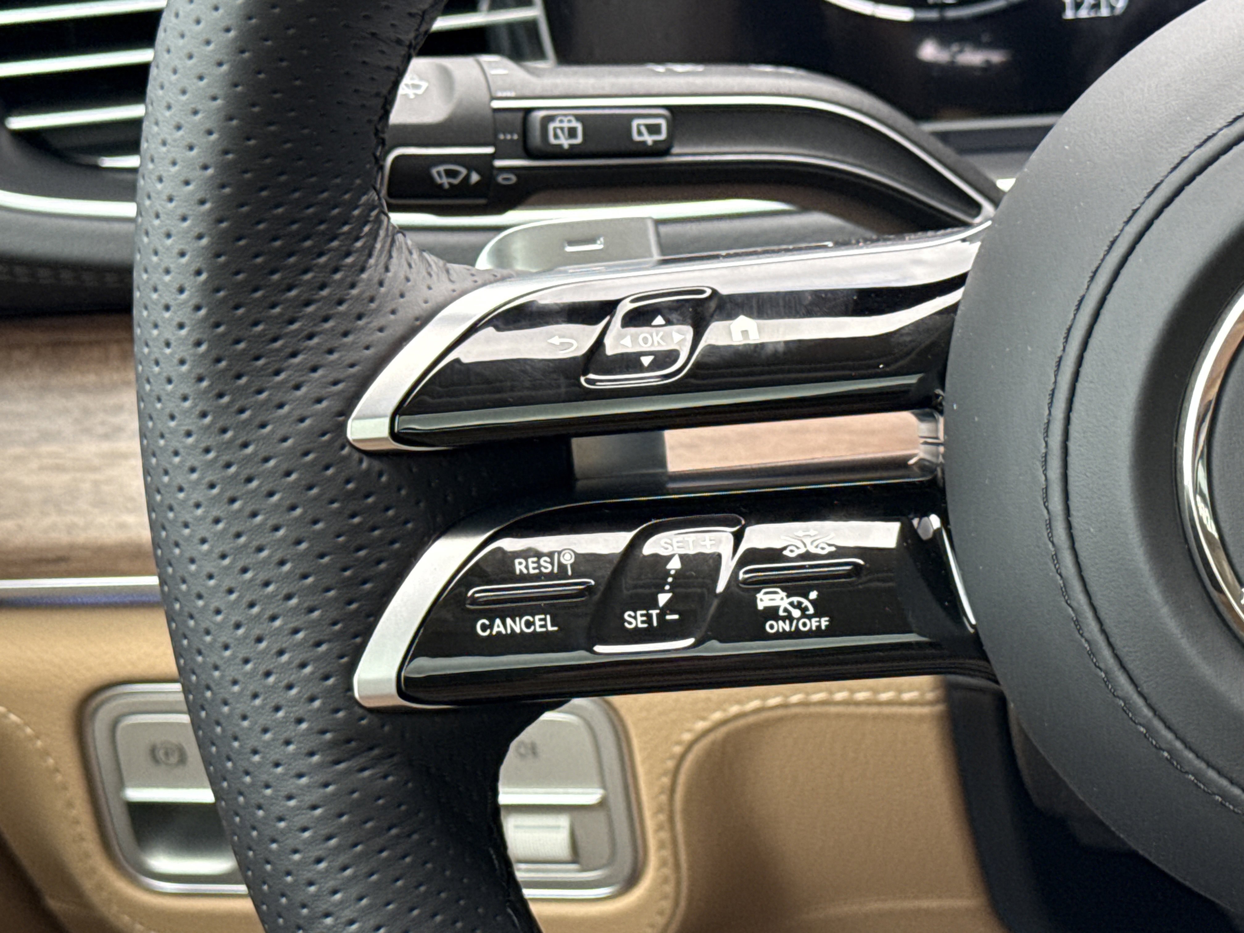 2026 Mercedes Benz GLS 580 4MATIC photo 3