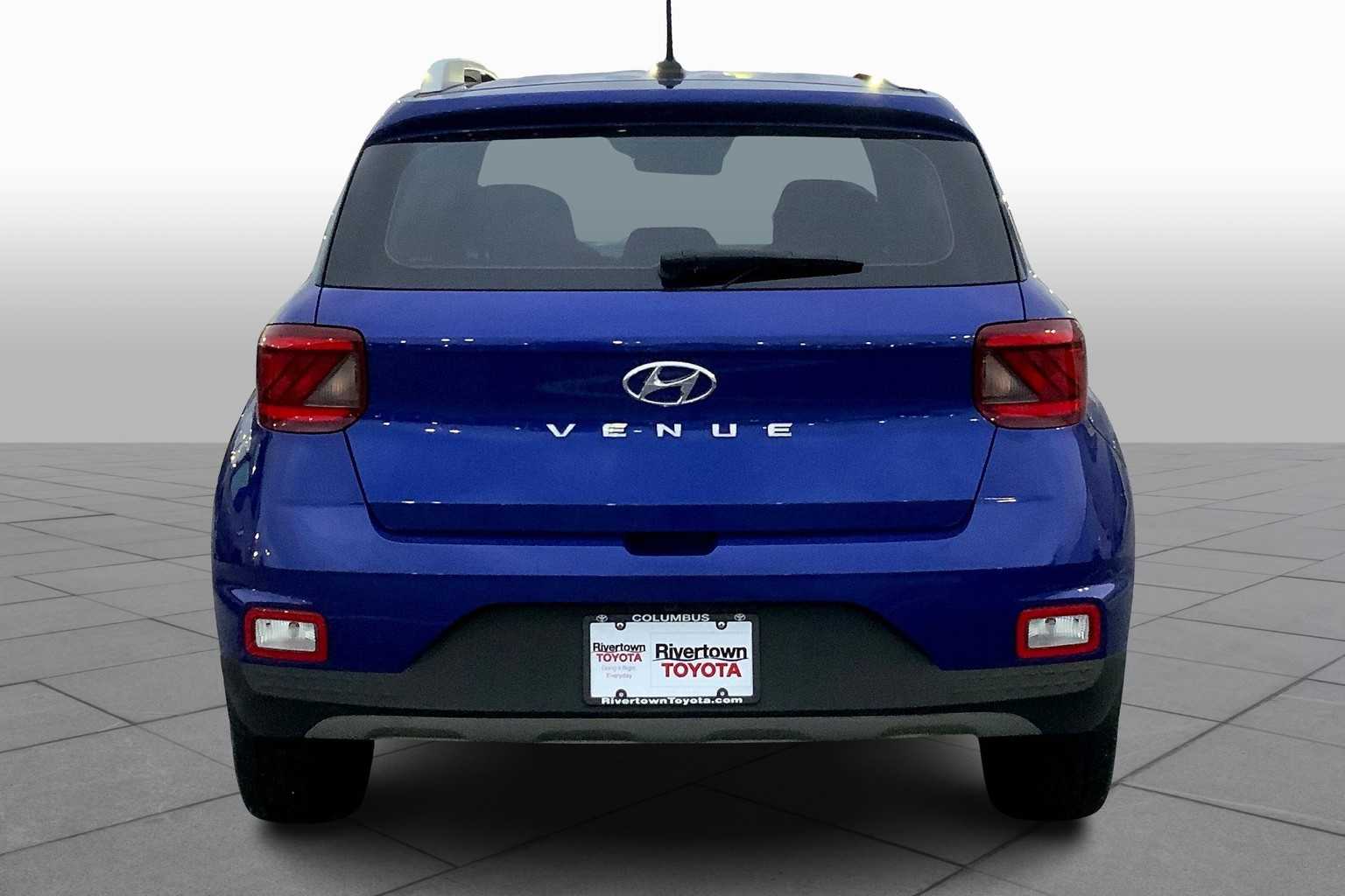 2023 Hyundai Venue SEL photo 3