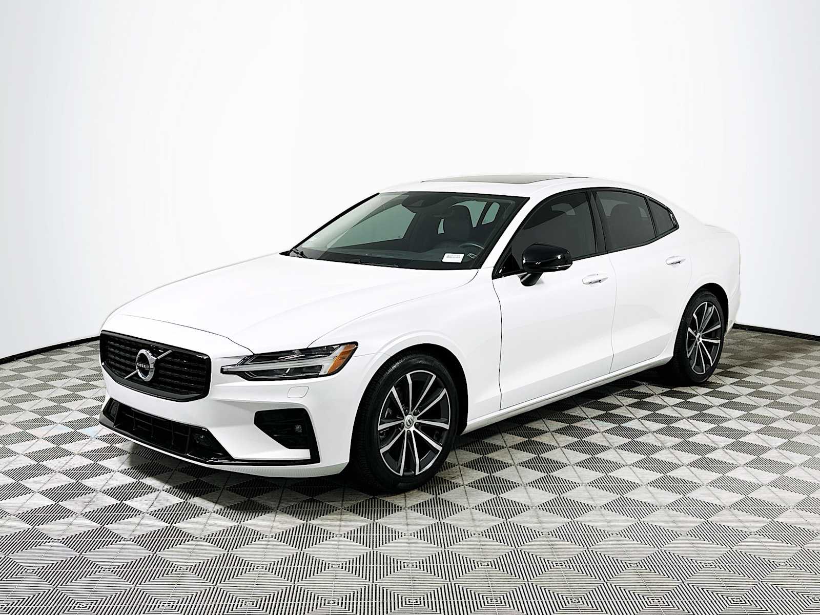 2022 Volvo S60 Inscription R-Design Expression T8 Momentum B5 photo 2