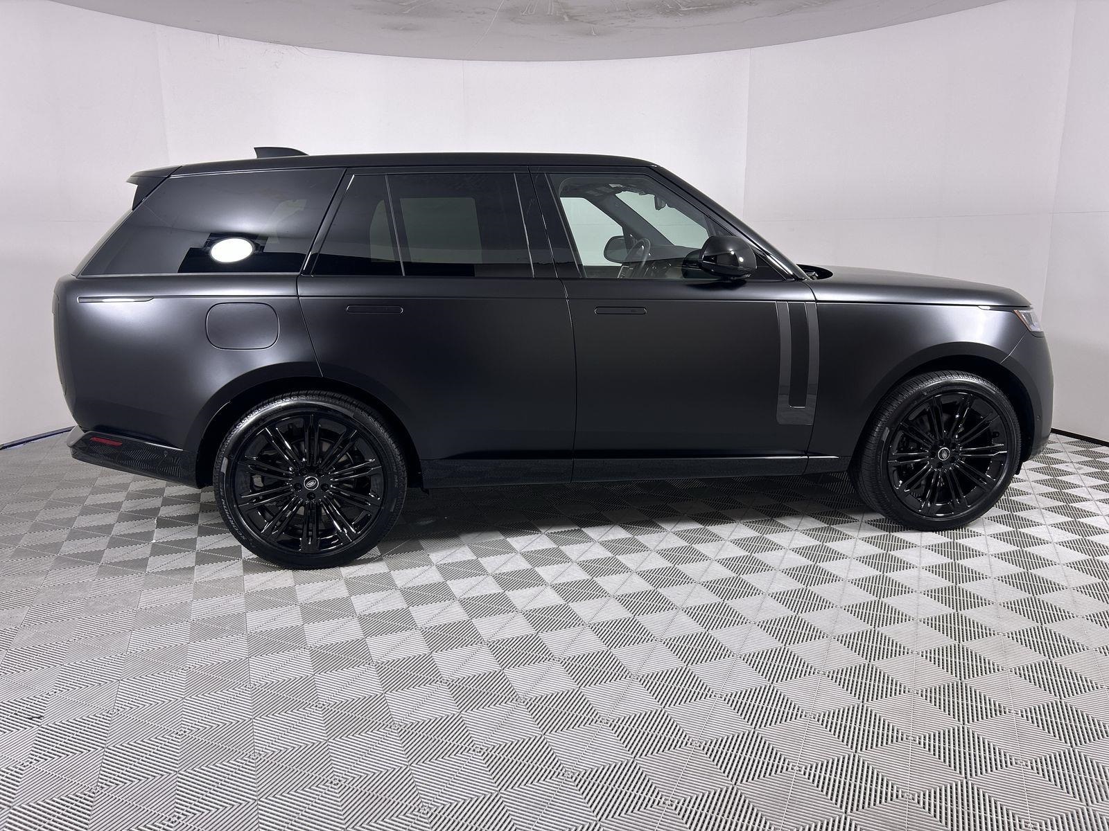 2025 Land Rover Range Rover SE photo 6