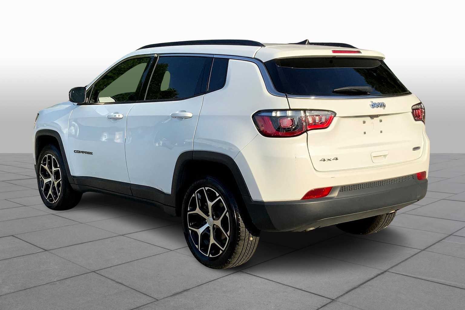 2024 Jeep Compass Latitude photo 11