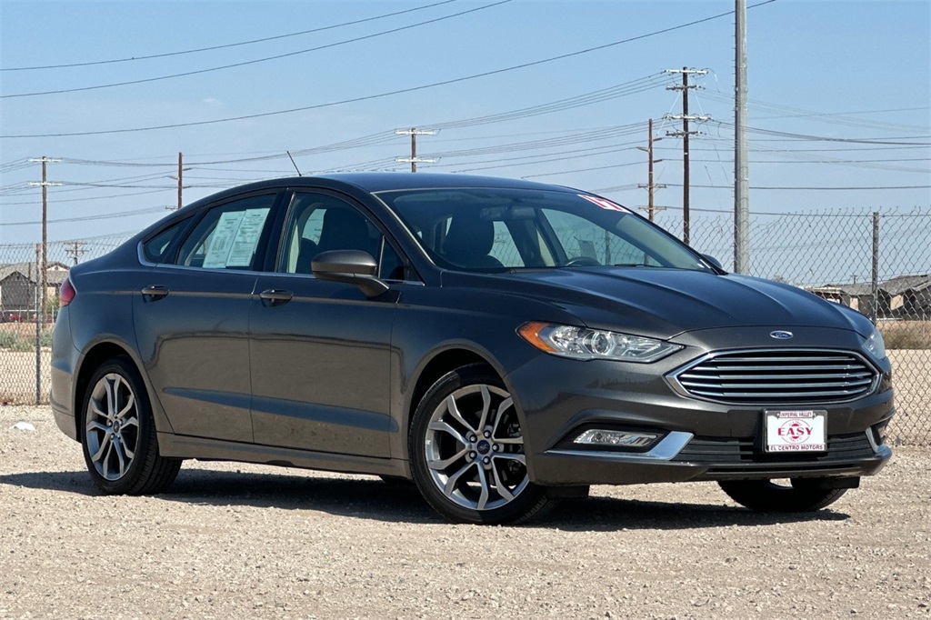 2017 Ford Fusion SE photo 2