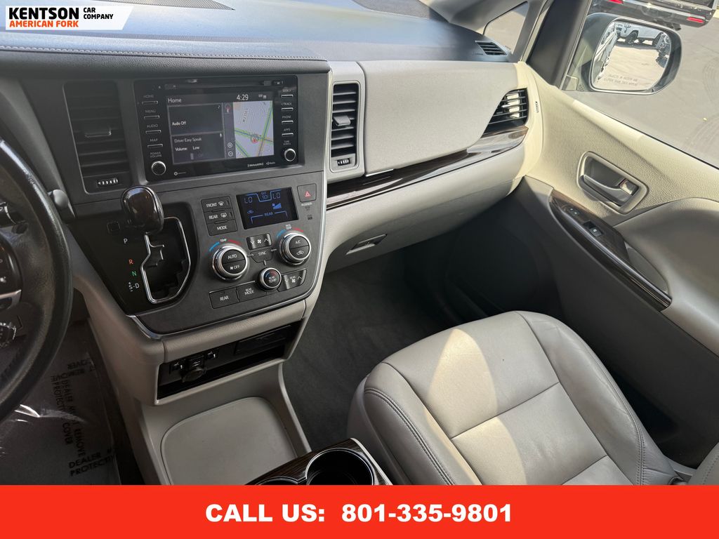 2019 Toyota Sienna XLE photo 25