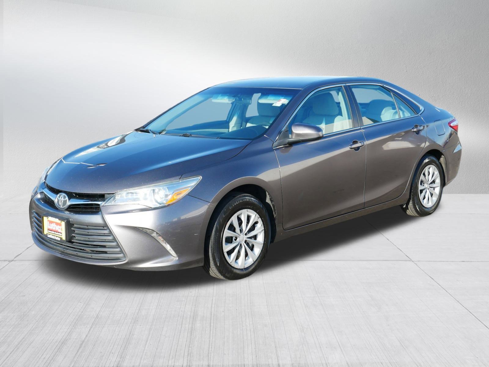 2016 Toyota Camry LE photo 3