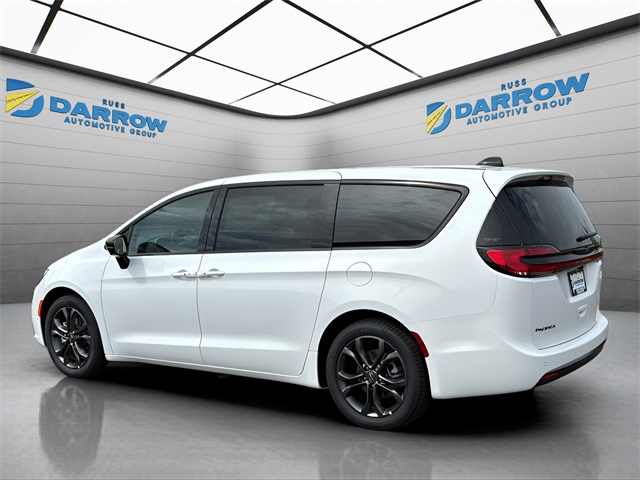 2026 Chrysler Pacifica photo 3