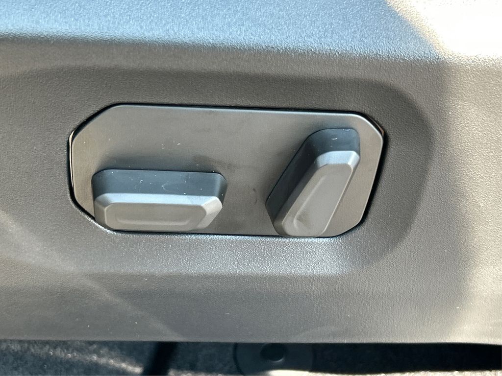 2025 Jeep Wrangler Sahara photo 38