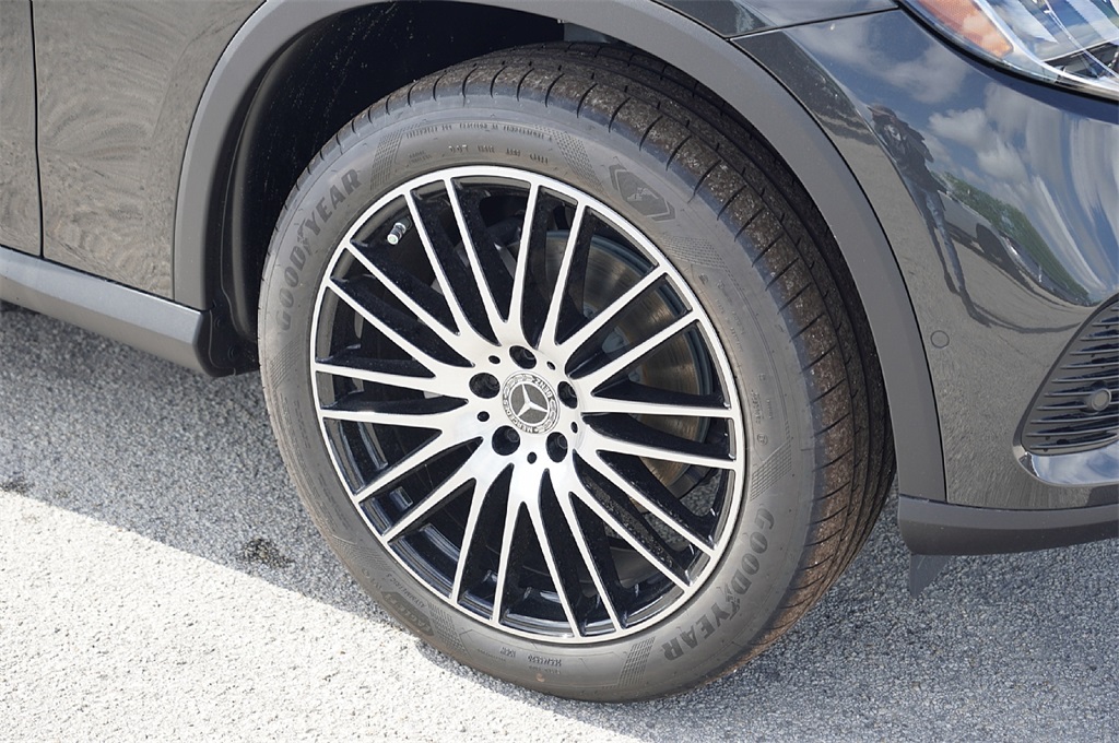 2025 Mercedes Benz GLC 300 photo 9