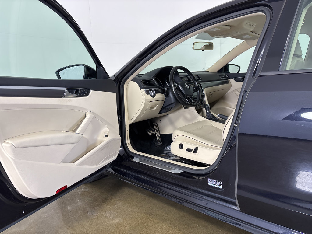 2018 Volkswagen Passat R-Line photo 2
