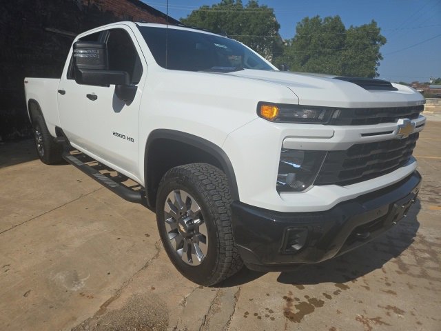 2025 Chevrolet Silverado 2500HD Custom photo 3