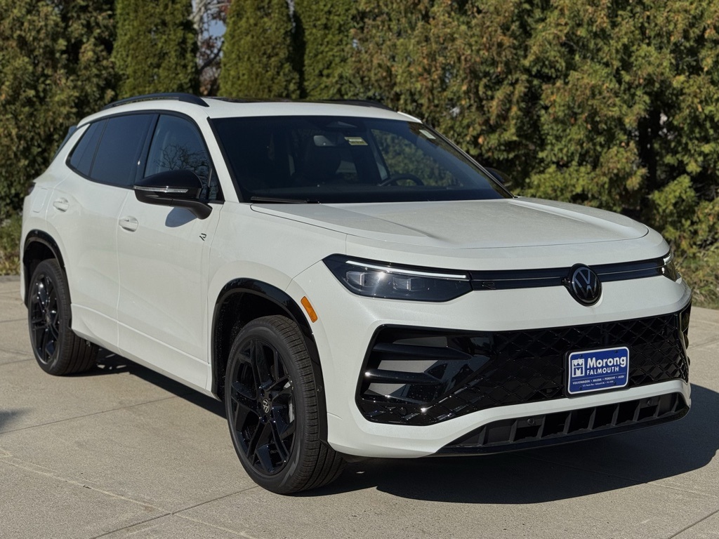 2025 Volkswagen Tiguan SE R-LINE BLACK's photo