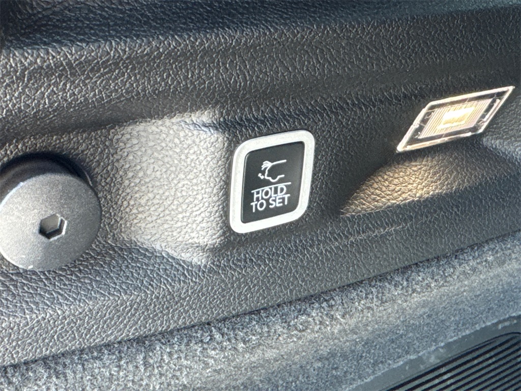 2025 Jeep Grand Cherokee Overland photo 16