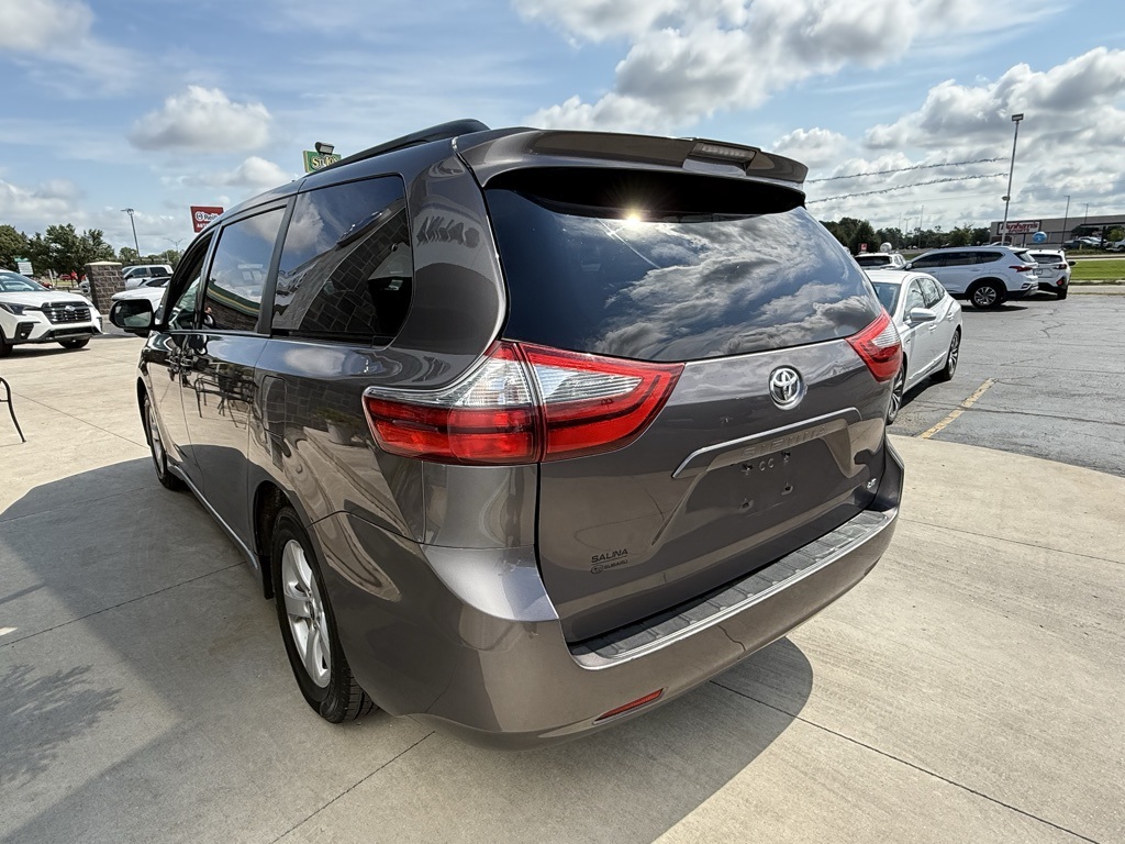 2020 Toyota Sienna LE photo 3