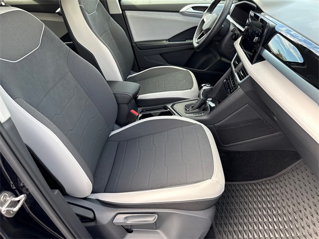 2025 Volkswagen Taos SE photo 14