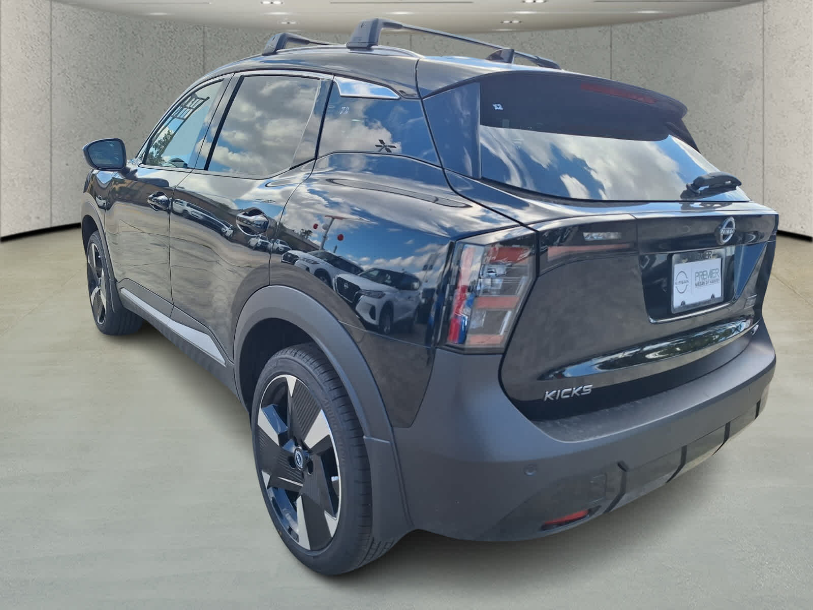 2026 Nissan Kicks SR photo 3