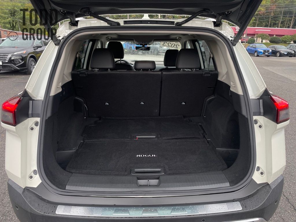 2023 Nissan Rogue Platinum photo 2