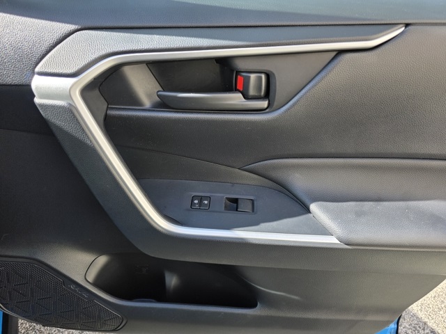 2019 Toyota RAV4 LE photo 13