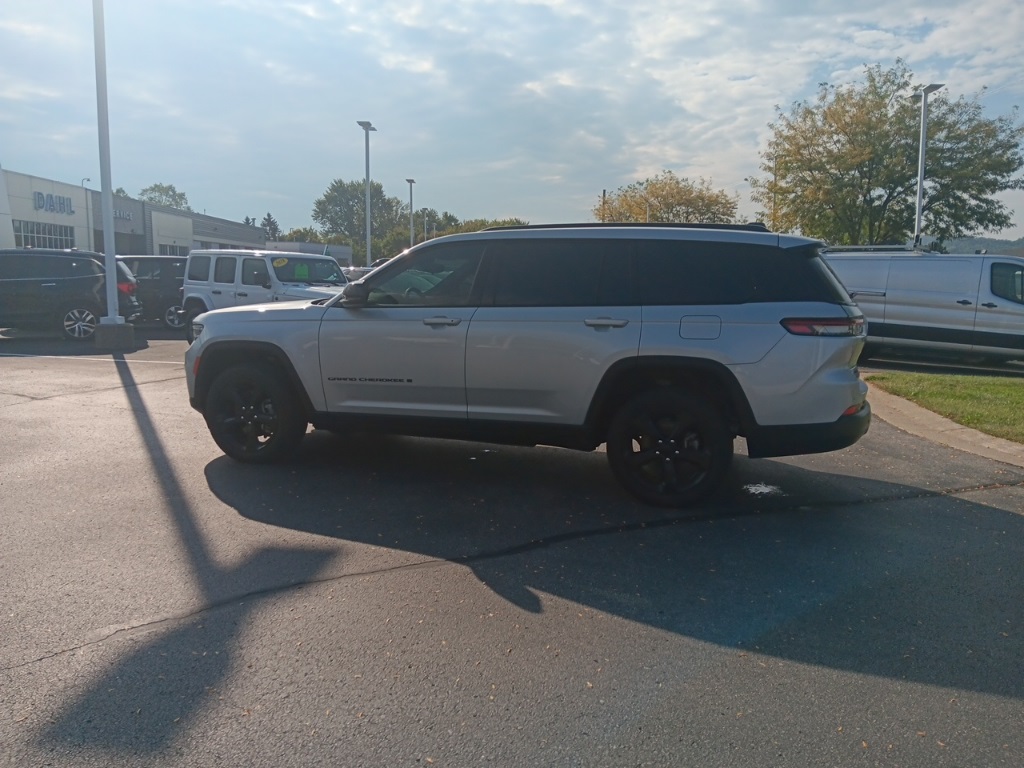 2023 Jeep Grand Cherokee Altitude photo 13