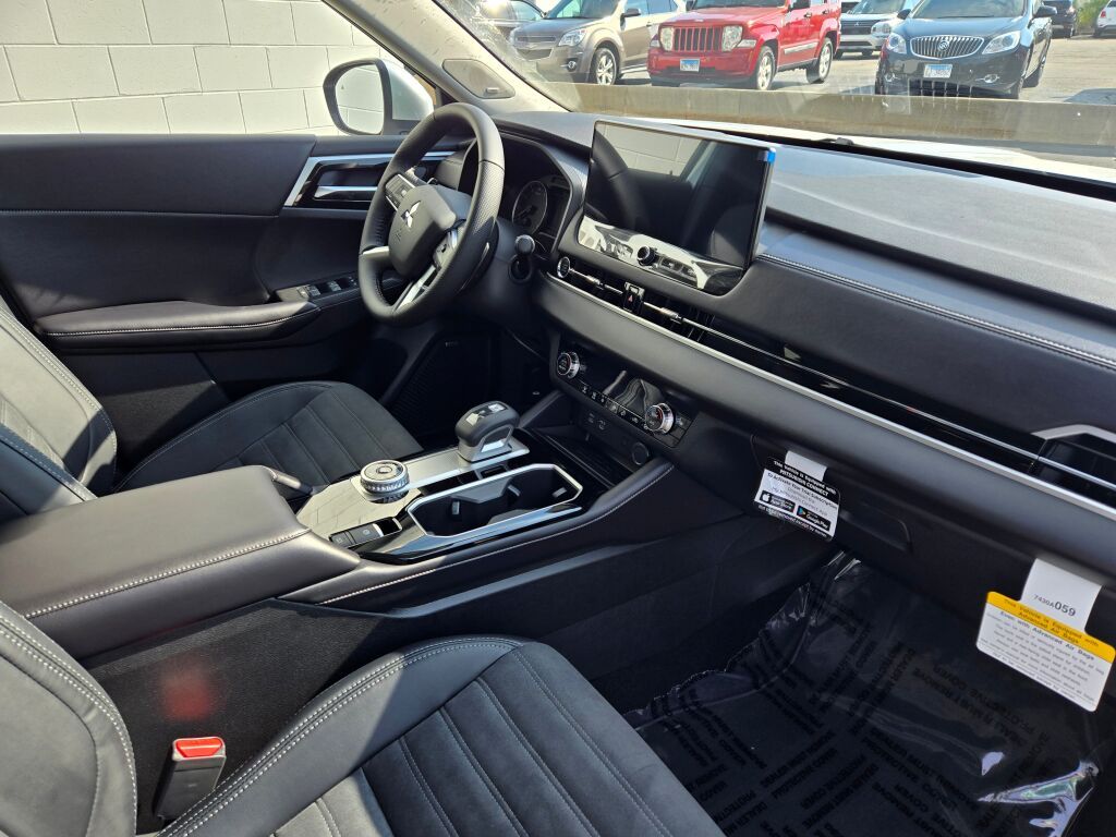 2025 Mitsubishi Outlander SE photo 5