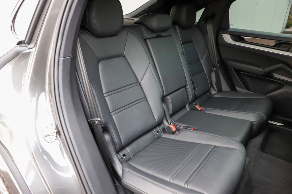2024 Porsche Cayenne Coupe Base photo 11