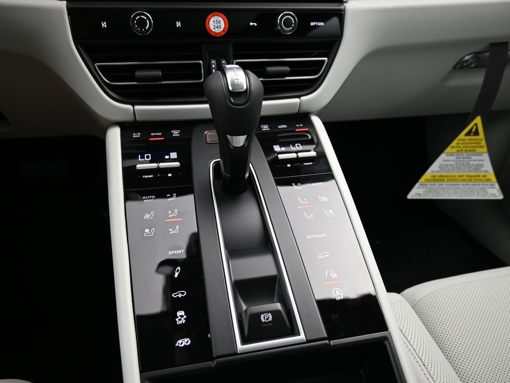 2026 Porsche Macan GTS photo 8
