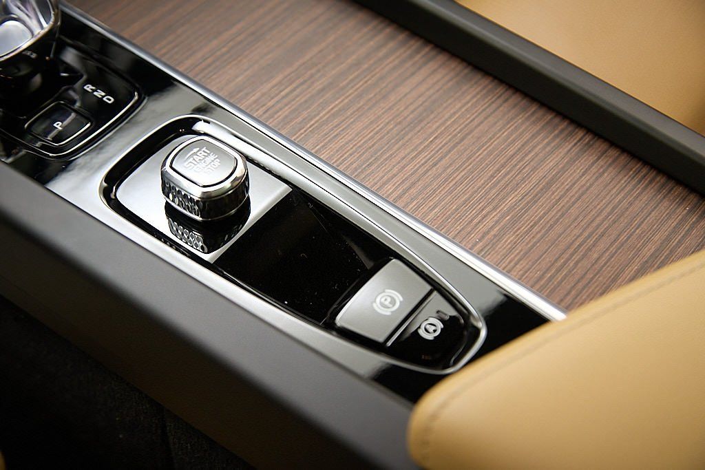 2023 VOLVO XC60 - Image 17