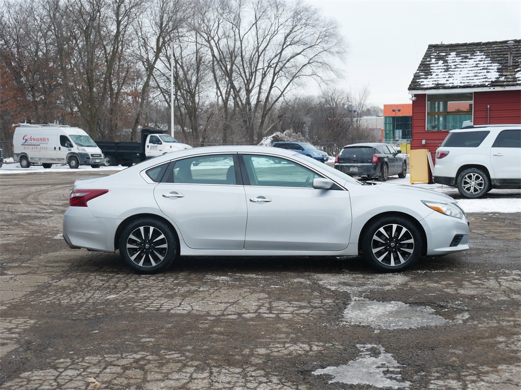 Used 2018 Nissan Altima SV with VIN 1N4AL3AP8JC126461 for sale in White Bear Lake, Minnesota