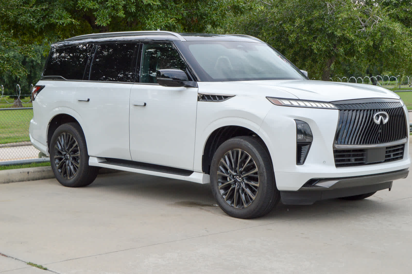 2025 Infiniti QX80 photo 2