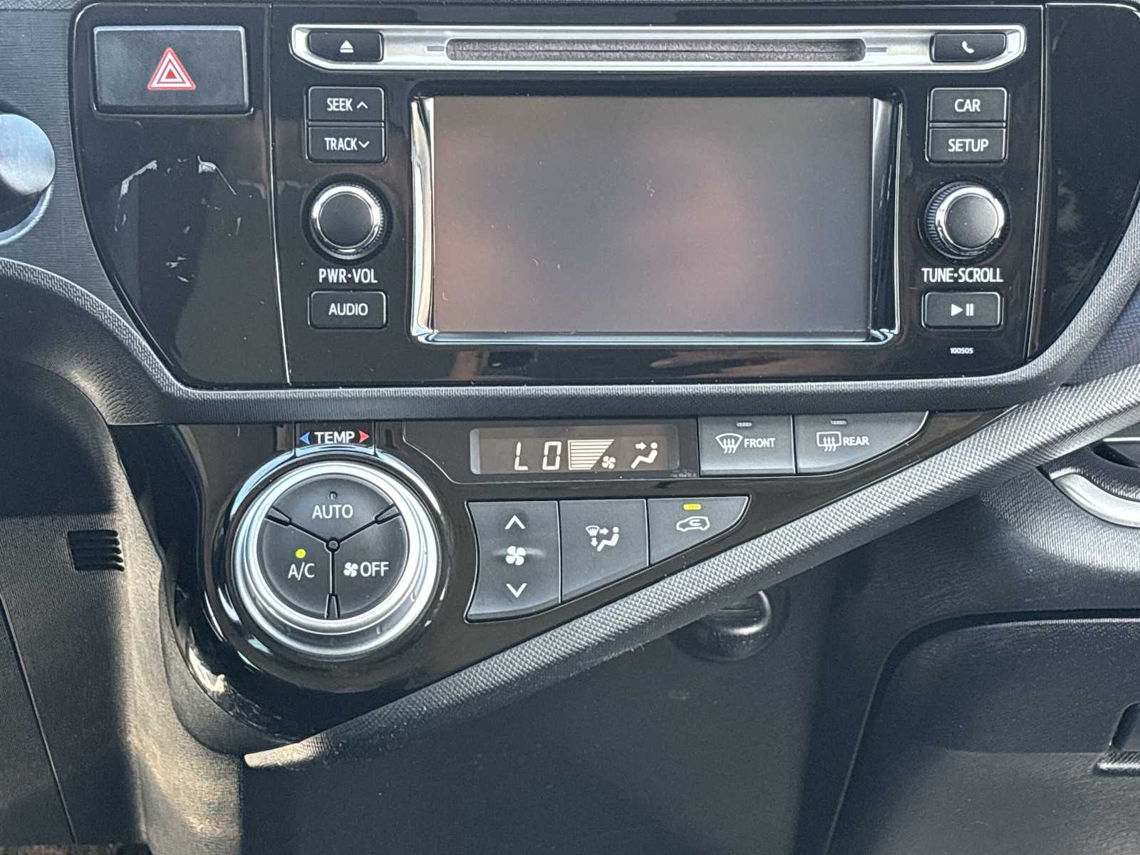 2015 Toyota Prius Four photo 19