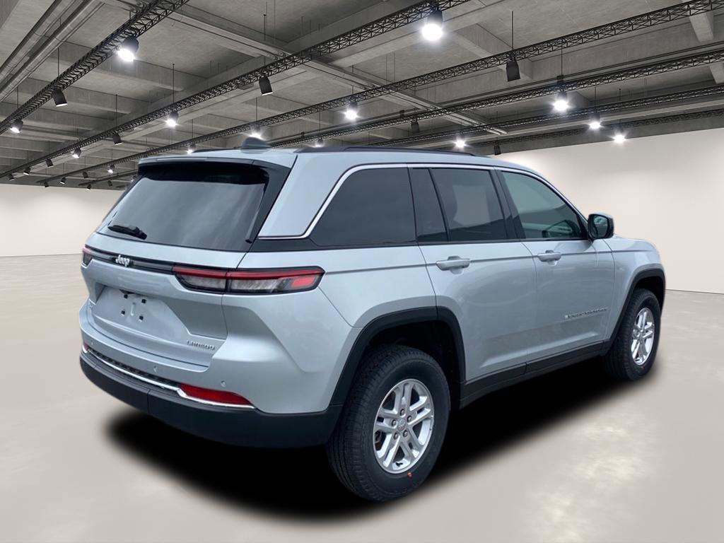 2025 Jeep Grand Cherokee Laredo photo 2