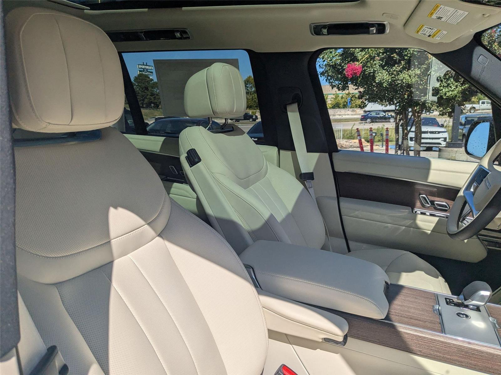 2025 Land Rover Range Rover SE photo 26