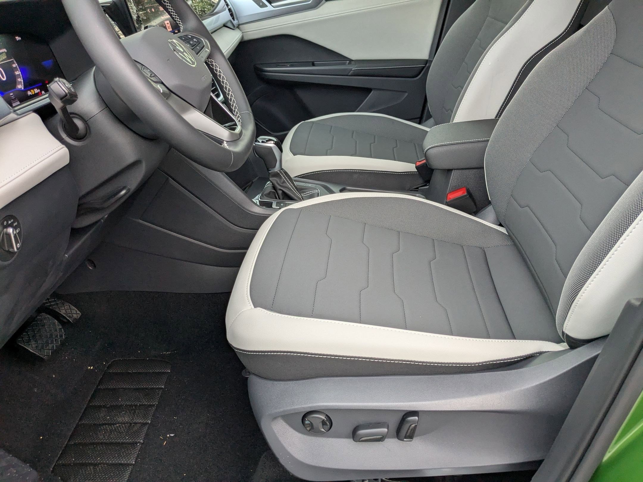 2025 Volkswagen Taos SE photo 3