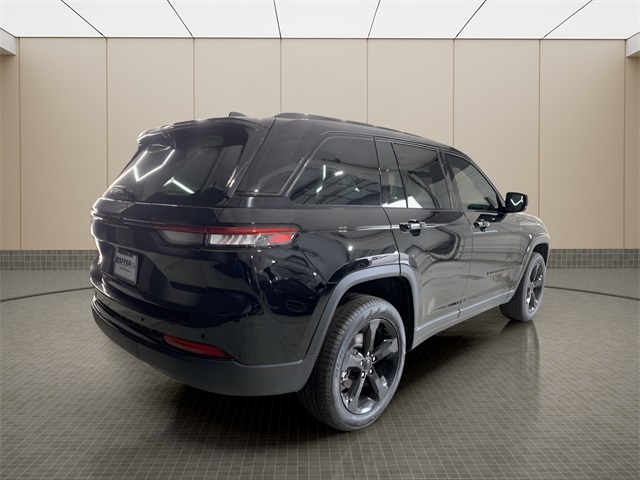 2025 Jeep Grand Cherokee Limited photo 3