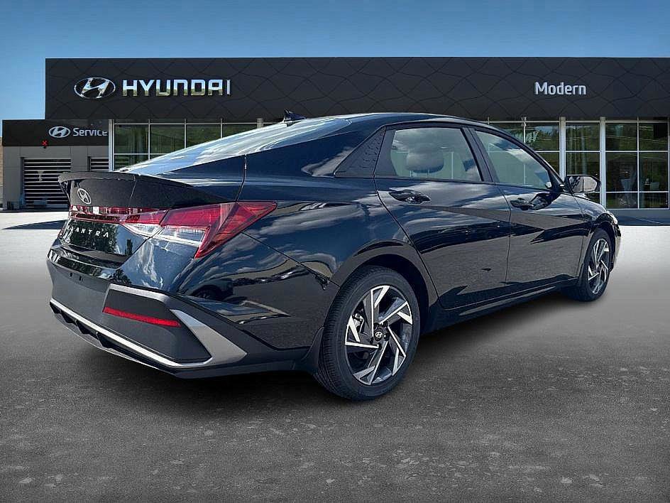 2025 Hyundai Elantra SEL Sport photo 3