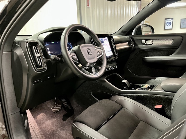 2025 Volvo XC40 Plus photo 7