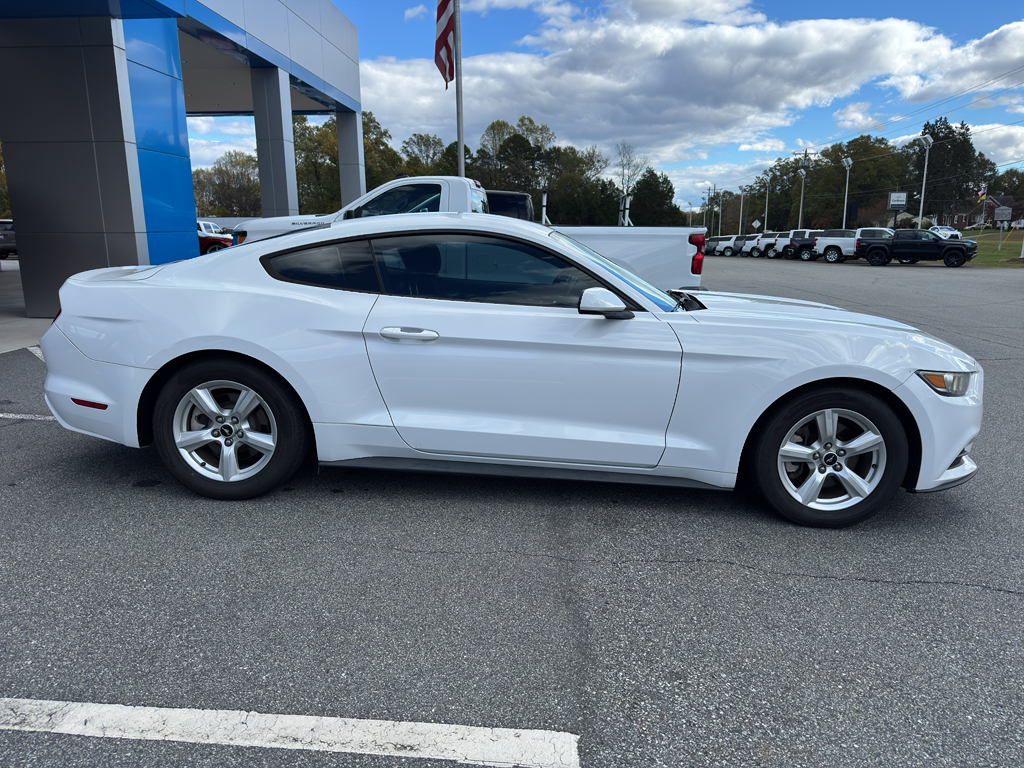 2017 Ford Mustang V6 photo 3