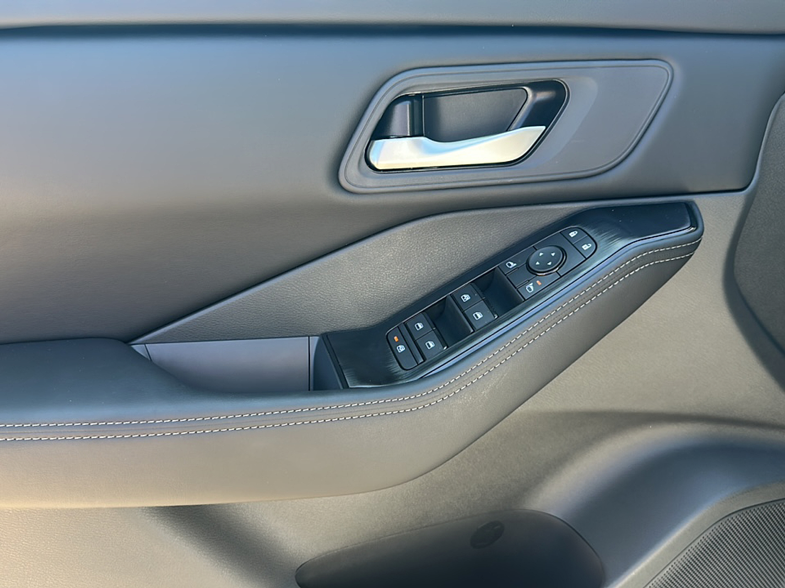 2026 Nissan Rogue SV photo 2