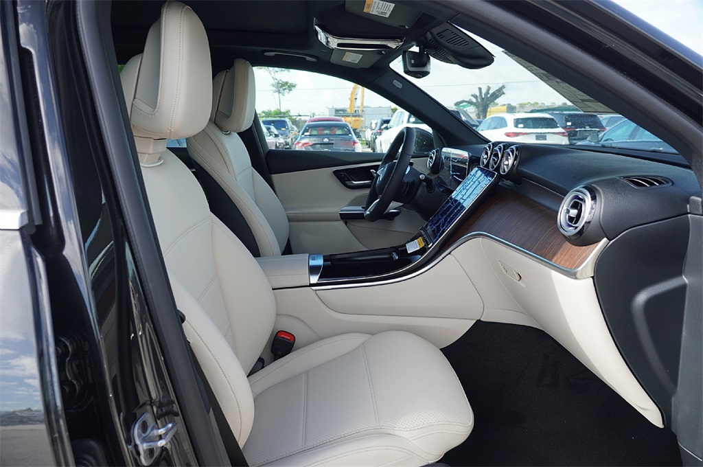 2025 Mercedes Benz GLC 300 photo 12