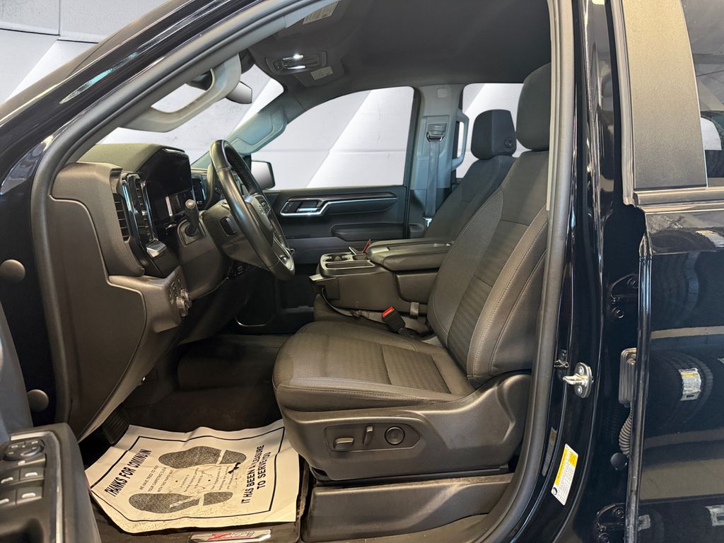 2023 Chevrolet Silverado 1500 RST photo 6